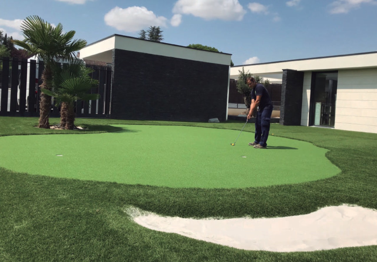 Césped sintético 30mm instalado — ejemplo de uso